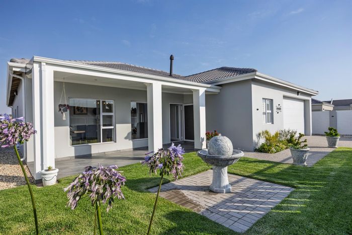 For Sale: House in Country Club with pool, garden, and solar features.