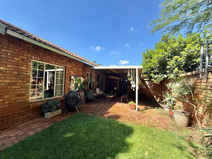 Elarduspark Townhouse For Sale: 2 beds, private garden, pet-friendly, secure complex.