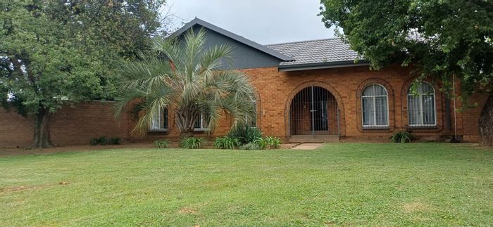 Kriel Central House For Sale: 4 bedrooms, pool, flatlet, spacious yard.