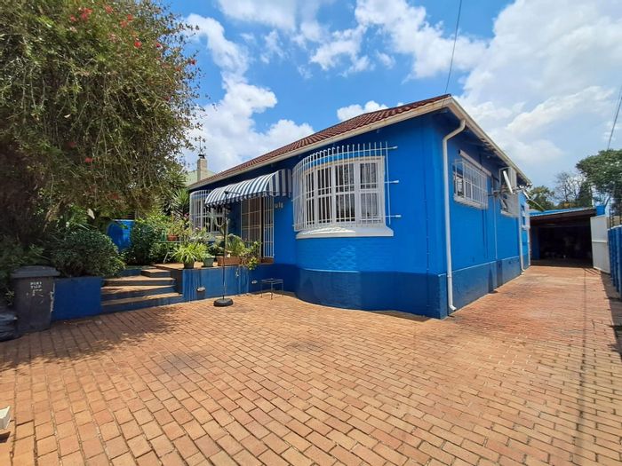 Kensington House For Sale: 3 Beds, Pool, Solar, and Separate Apartment.