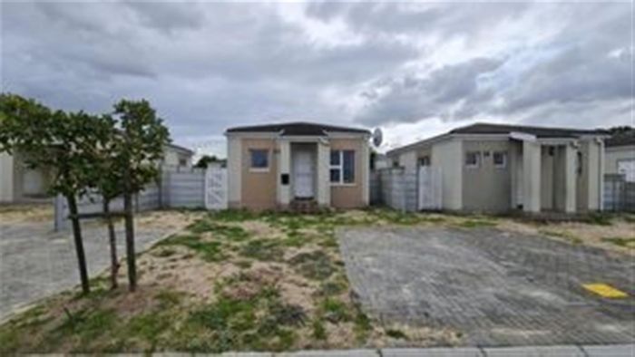 For Sale: House in Sunset Glen, 2 bedrooms, pet-friendly, low-maintenance living.