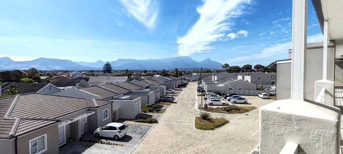 Heathfield Apartment For Sale: 2 beds, secure complex, convenient location, low maintenance.