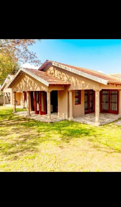 Cottage To Rent in Vorna Valley: Private bedroom, shared amenities, garden, WiFi.