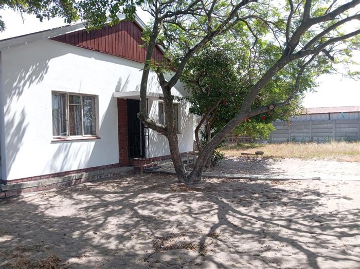 Eureka Estate House For Sale: 3-bed home with 2-bed flatlet, ample yard space.