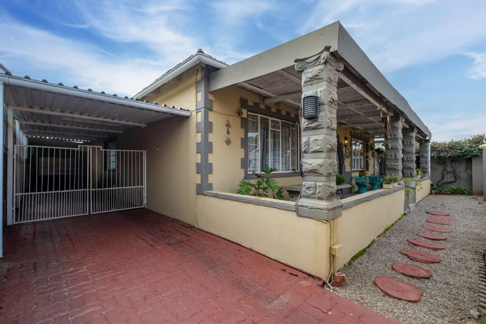 Newlands House For Sale: 3 Bedrooms, double garage, security features, great potential.