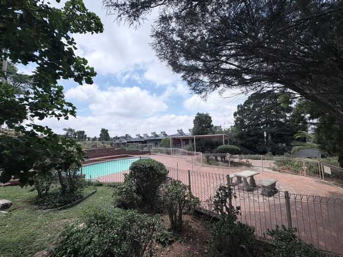 For Sale: Apartment in Florida Hills with 3 beds, pool access, and garage.