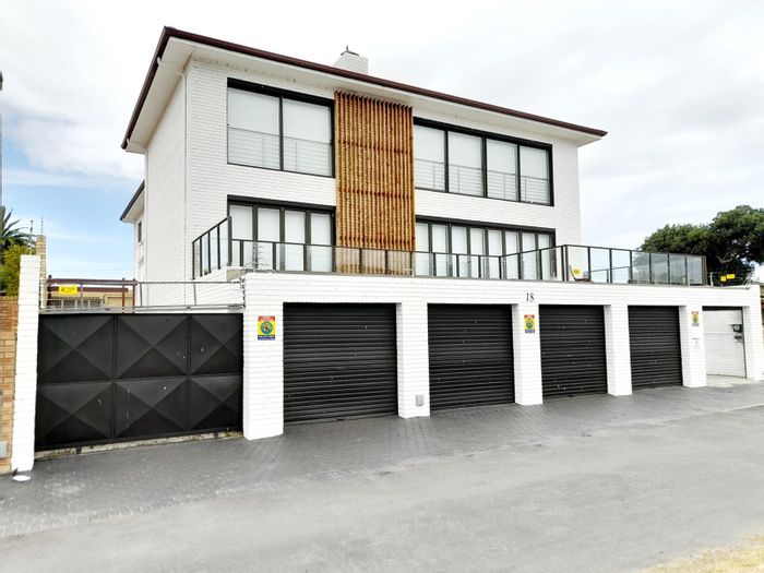 Klein Brak Rivier House For Sale: Riverfront living, multiple en-suites, indoor braai.