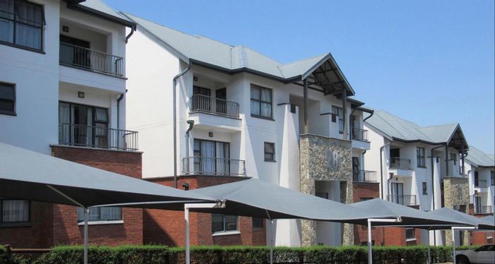 1-Bedroom Apartment For Sale in Oakdene with gym, pool, and pet-friendly policy.