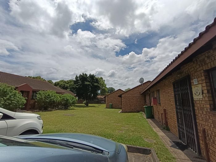 2-Bedroom Townhouse For Sale in Veld En Vlei with courtyard and parking.