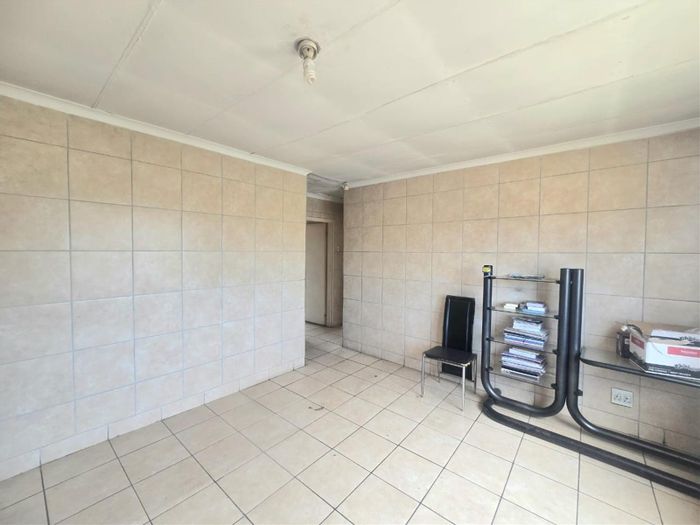 For Sale: 2-Bedroom Apartment in Newlands West with Parking and Functional Kitchen.