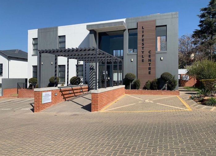 Two-Bedroom Apartment To Rent in Fourways with pool, clubhouse, and easy access.