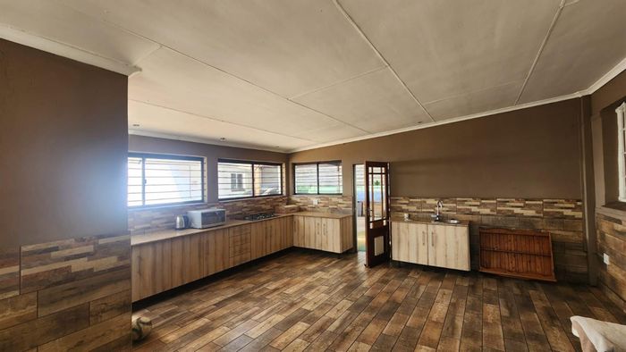 Brenthurst House For Sale: 3 Bedrooms, Flats, Pool, Lapa, and Garden Features.