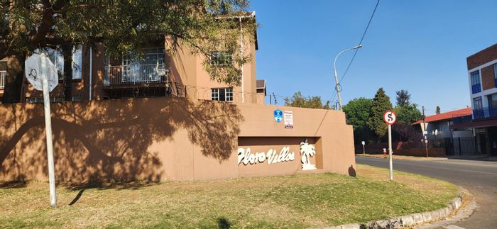 2-Bedroom Townhouse For Sale in Florida: Pools, entertainment area, 24/7 security.