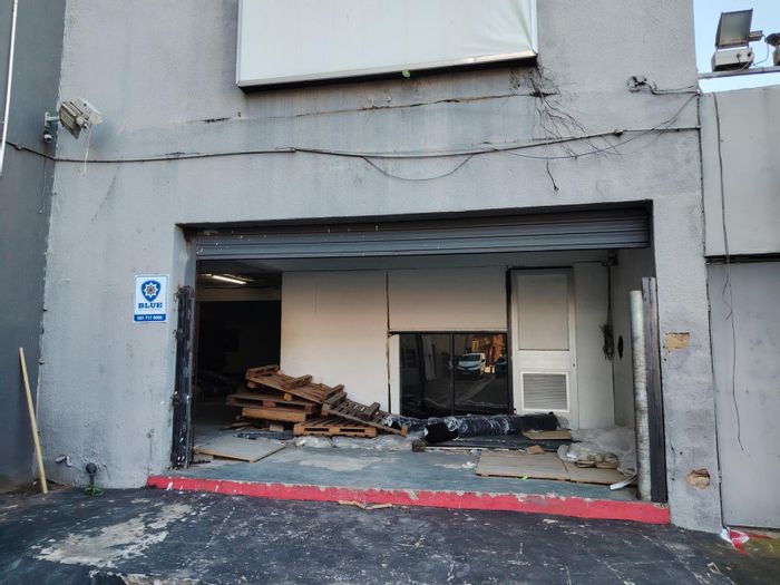 Commercial warehouse to rent in Windermere, 550m², offices, bathrooms, secure access.