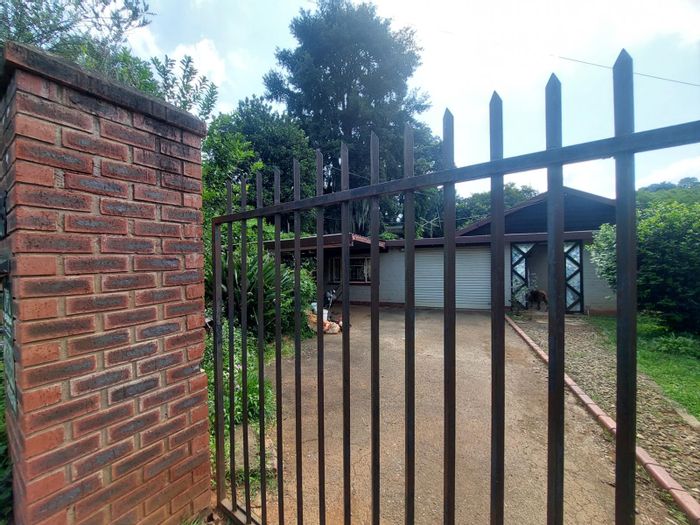 House To Rent in Clarendon: 4 Bedrooms, pool, garden services included, pet-friendly.