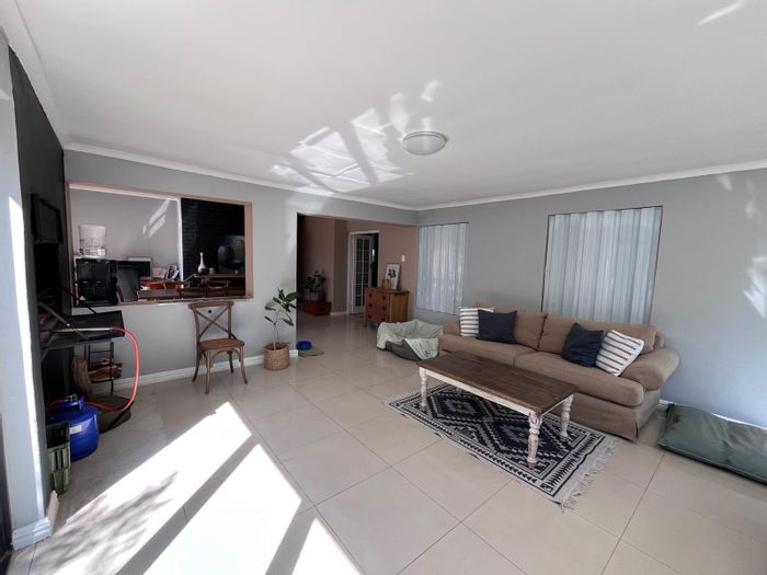 For Sale: Kenridge house with 4 bedrooms, study, and spacious living areas.