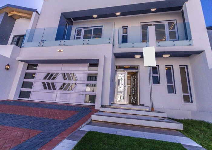 For Sale: House in Sandown with luxury kitchen, jacuzzi room, and solar power.