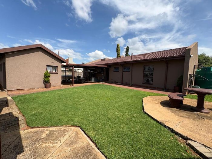 House for Sale in Utrecht Central: 3 Bedrooms, Garage, Lapa, JoJo Tank.