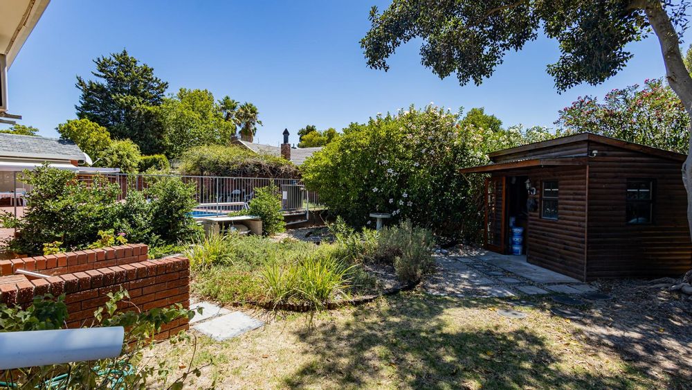 Garden view with Wendy hut