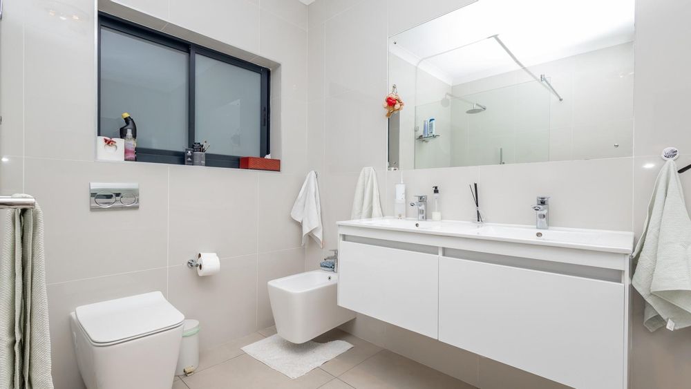 En suite bathroom - Main bedroom