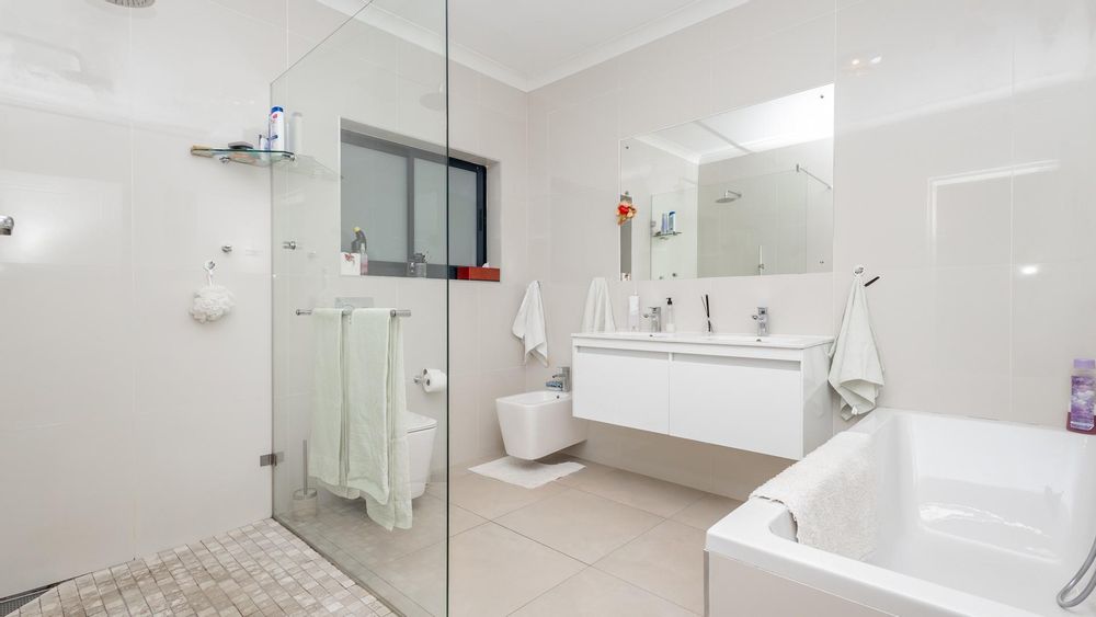 En suite bathroom - Main bedroom