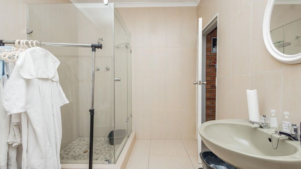 En suite bathroom main bedroom