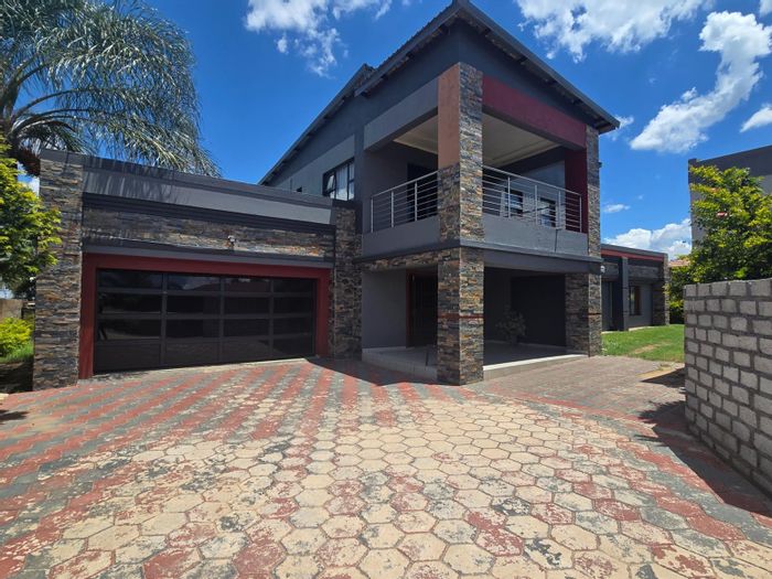 Aerorand House For Sale: 10 bedrooms, pool, dual living spaces, and granny flat.