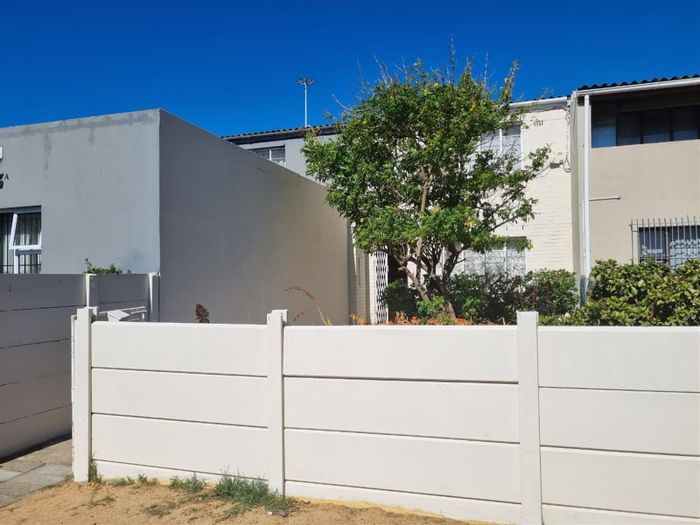 Bonteheuwel House For Sale: 3 bedrooms, secure parking, large courtyard, potential for expansion.