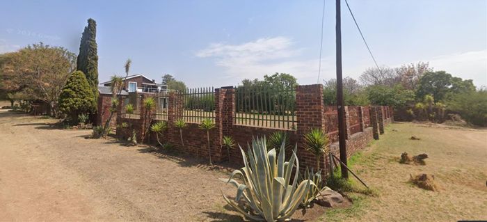 6-Bedroom House with Flatlets and Vaaldam Views - Deneysville Central For Sale