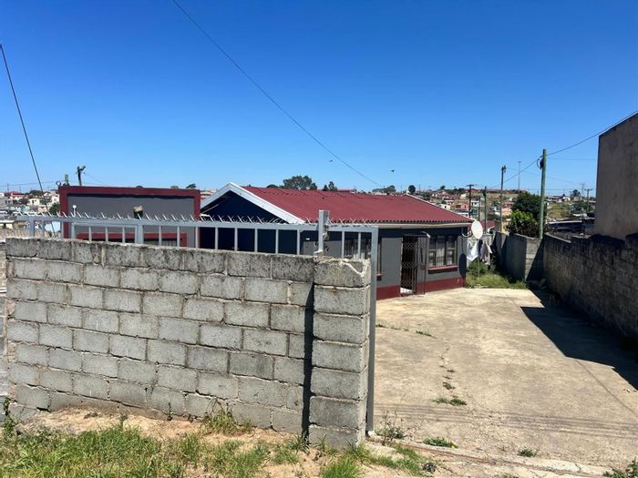 5-bedroom house in Mdantsane for sale, featuring flatlet, secure parking, and outdoor space.
