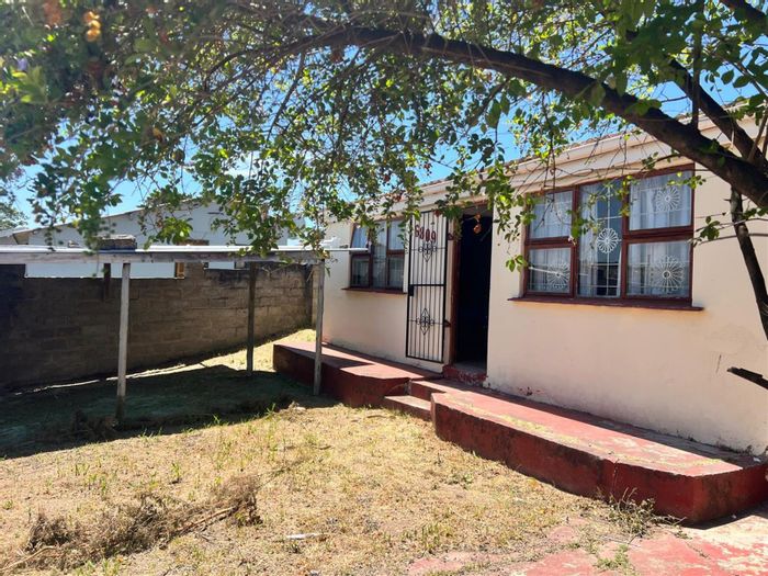 Mdantsane House For Sale: 2 Bedrooms, garden, garage, near amenities and schools.