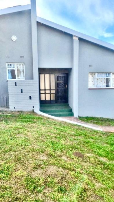 For Sale: House in Butterworth Central with 5 bedrooms, large yard, and parking.