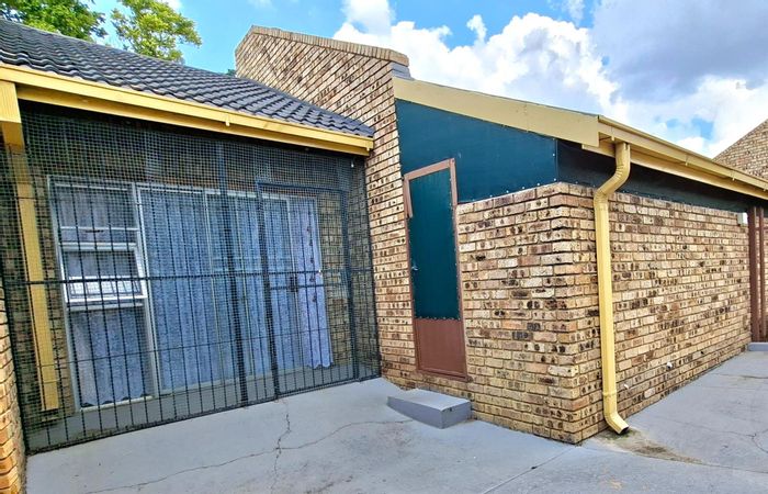 Parys Central Townhouse For Sale: Off-grid living, double garage, pet-friendly, office space.