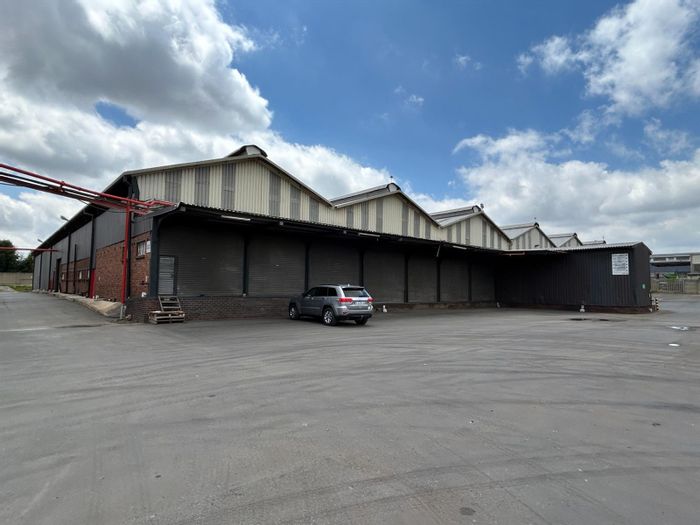 Industrial space to rent in Anderbolt: 5,750 sqm, secure yard, 24-hour access.