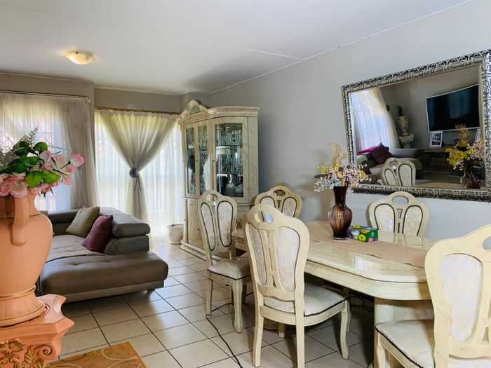 For Sale: Townhouse in Theresapark with 3 beds, garden, and double garage.