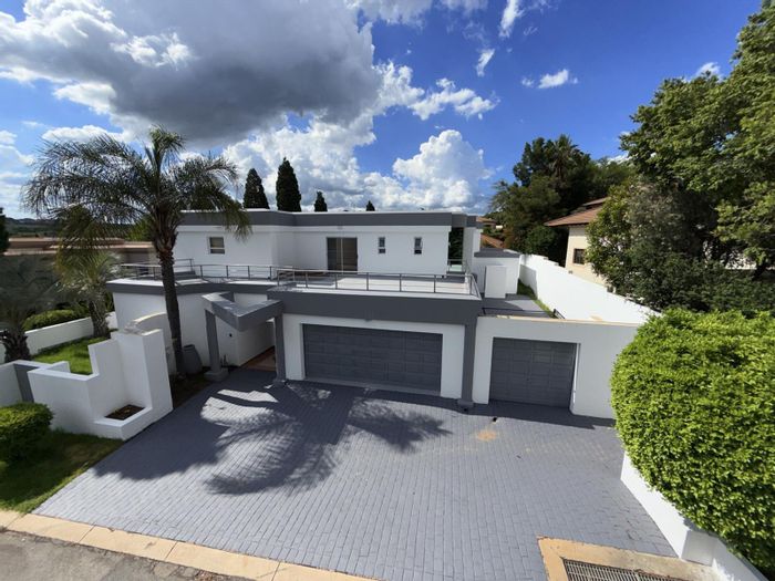 Dainfern House To Rent: 5 bedrooms, pool, flatlet, golf estate amenities.