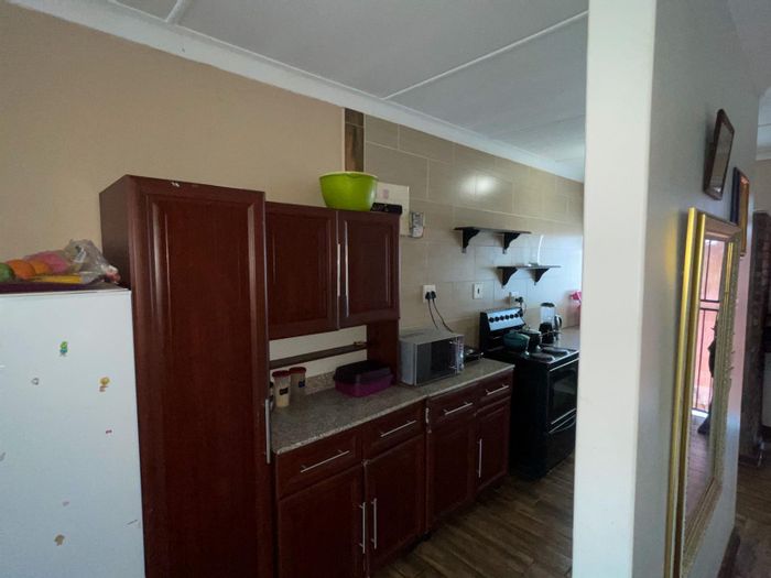 For Sale: Apartment in Strubenvale with 2 bedrooms, parking, and open-plan layout.