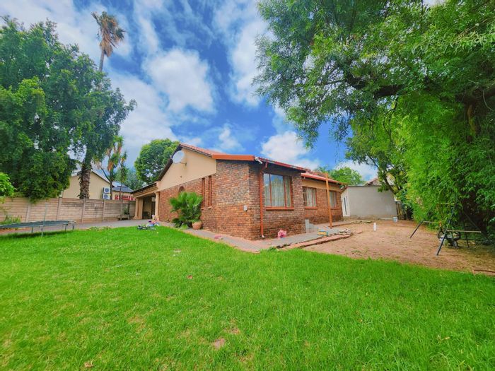 For Sale: House in The Reeds with 3 flats, garden, and security features.