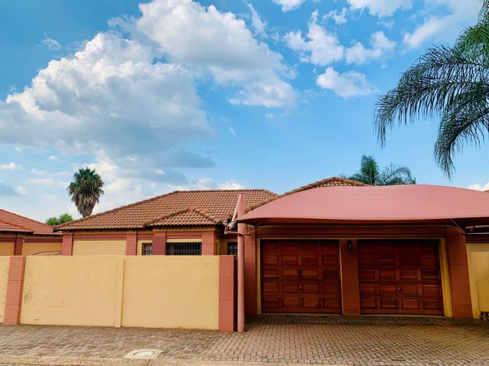 Heatherview House For Sale: 2 Bedrooms, Double Garage, Secure Estate, Close to Amenities.