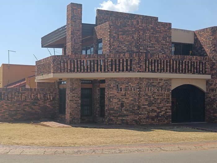 Diepkloof House For Sale: 4 Bedrooms, 2 Kitchens, Garden, and Entertaining Spaces.
