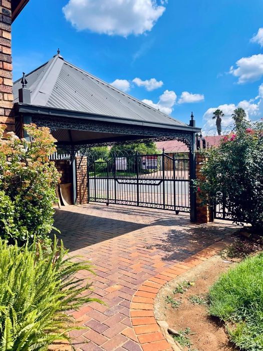 For Sale: House in Lenasia South with 3 bedrooms, 2 bathrooms, and garage.