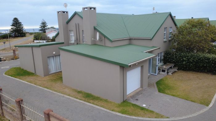 Townhouse For Sale in Gouritsmond Central: 3 bedrooms, beach proximity, fully furnished.