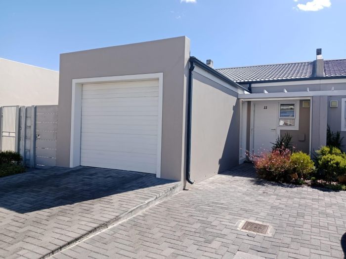 Heathfield Townhouse For Sale: 2 beds, security, garage, park area, patio.