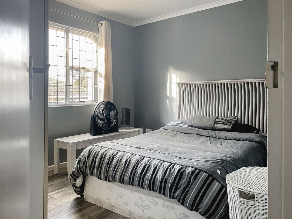 Main bedroom with 2 cupboards