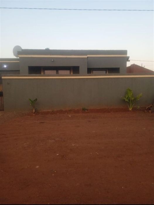 3-bedroom house in Orange Farm with paved yard, walled and gated security. For Sale.