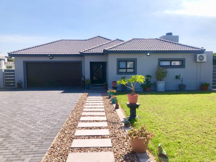 Country Club House For Sale: 4 beds, flatlet, golf course proximity, spacious garden.