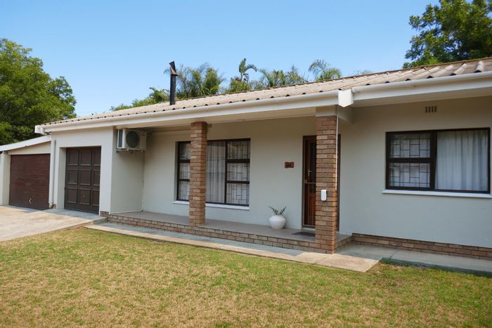 For Sale: House in Villiersdorp Central with gardens, garages, and entertaining spaces.
