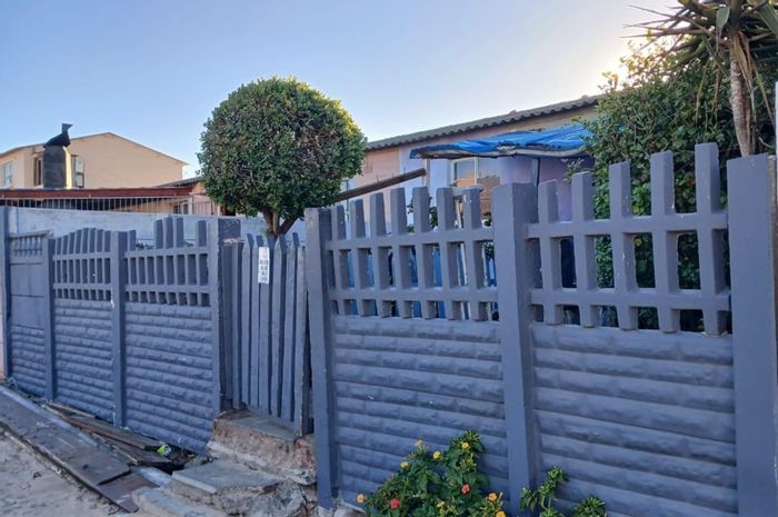 2-Bedroom House in Steenberg For Sale, close to transport and amenities.