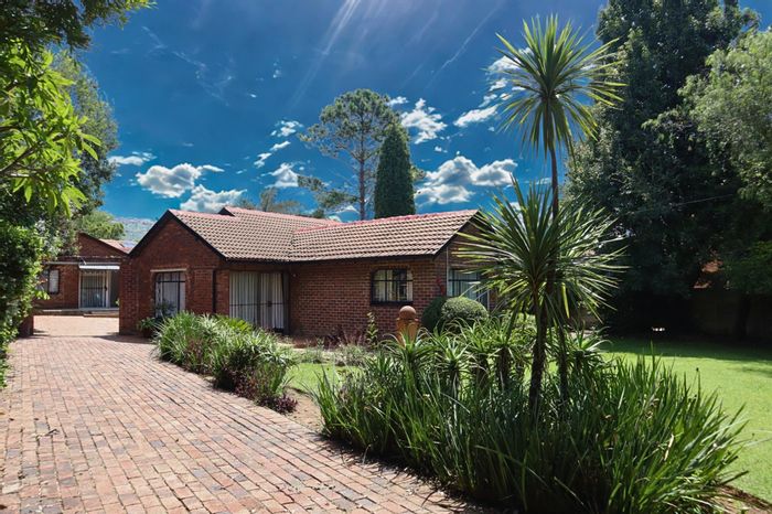 House for Sale in Wilgeheuwel: 3 beds, cottage, secure garden, near amenities.