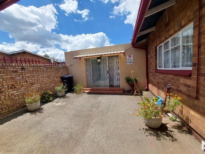 Vanderbijlpark SE House For Sale: 4 Bedrooms, Study, Jacuzzi, Garden, Pet-Friendly.